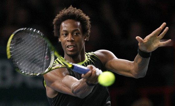 RETURN. Francouz Gael Monfils returnuje mí v zápase proti Rogeru Federerovi ze výcarska.