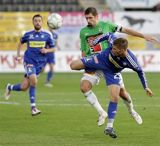 Olomouckého Pavla ultese (vpravo) tsn brání jablonecký kapitán Petr Pavlík