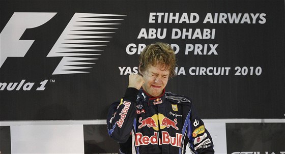EMOCE. Sebastian Vettel se na pódiu raduje ze svého vítzství ve Velké cen Abú Zabí a zisku mistrovského titulu