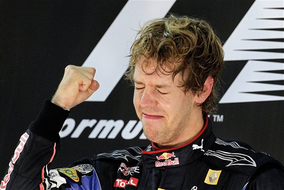 SLZY TSTÍ. Sebastian Vettela, nového mistra svta, ovládaly na pódiu emoce 