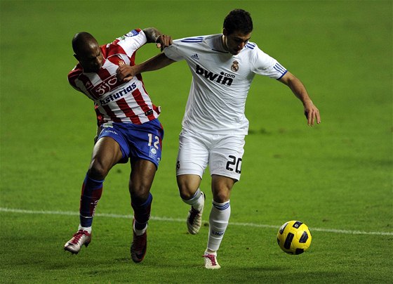 Gonzalo Higuaín, útoník Realu Madrid (vpravo), v beckém souboji petlauje Gregoryho Arnolina z Gijónu
