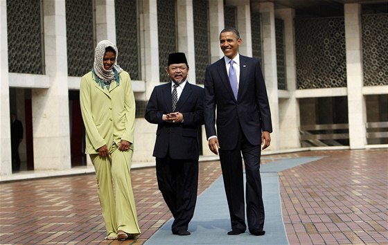 Barack a Michelle Obamovi pi prohlídce meity Istiqlal v Jakart s Imámem Alím Mustafou Jaqubem (10. listopadu 2010)