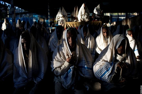 Etioptí idé z komunity Fala Mura se modlí v synagoze v táboe u msta Gondor (11. ledna 2009)