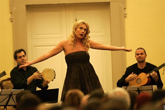 Pvkyn Magdalena Koená vystoupila na festivalu Musica Holeov (15. listopadu 2010)