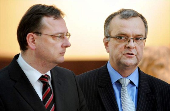 Premiér Petr Neas a ministr financí Miroslav Kalousek.