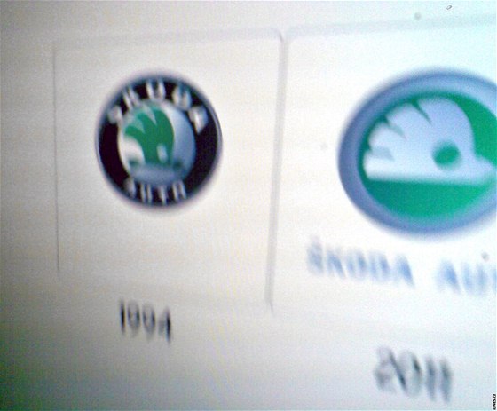 Staré a nové logo Škoda Auto. Fotografii tajně pořídil jeden ze zaměstnanců, proto je její kvalita nízká.