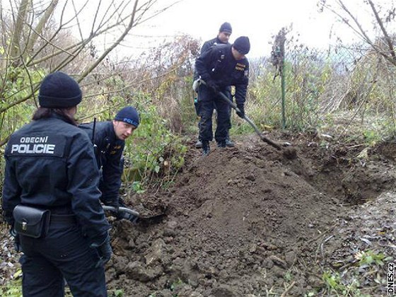 Policie se vrací do terénu. Snímek je z pátrání z 10. listopadu.