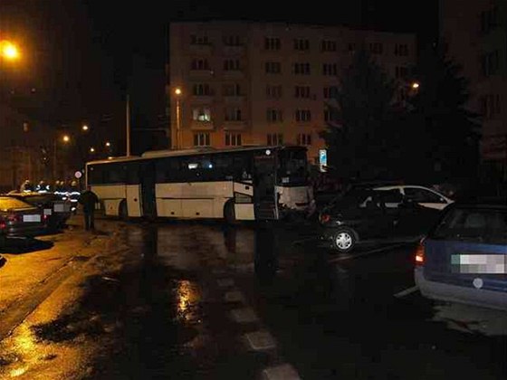 Do nehody se podle hasi zapletl autobus, dodávka a devt osobních aut. Ilustraní foto