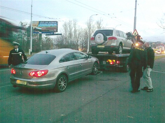 Policisté zajiují auta kvli podezení na ruiku radaru. Ilustraní foto