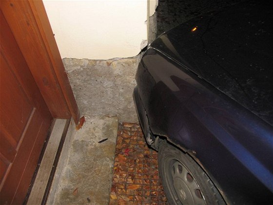 Opilá žena narazila autem do zdi domu v Litomyšli