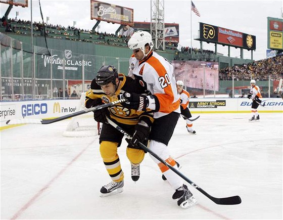 Venkovní zápasy se hrají hlavn v NHL. Na snímku hokej z Bostonu