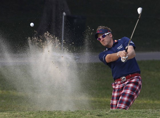 Ian Poulter zahrál v pátek 60 ran a dostal se do ela Hongkong Open.