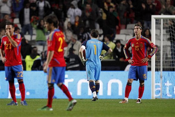 ÚDIV panltí fotbalisté po jednom z inkasovaných gól v pípravném duelu v Portugalsku.