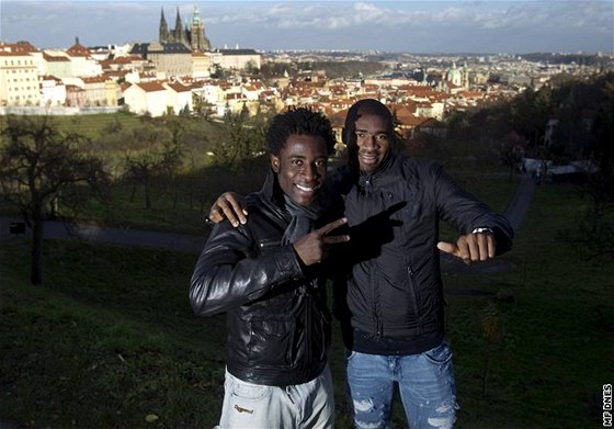 ÚTONÉ KOMANDO. Afrití útoníci Bony Wilfried (vlevo) a Léonard Kweuke na sebe v posledních zápasech Sparty upoutali pozornost.