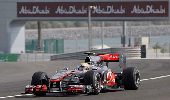 Lewis Hamilton pi tréninku v  Abú Zabí 