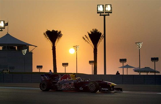 Sebastian Vettel pi tréninku v  Abú Zabí 