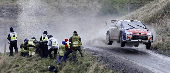 ada divák i fotograf pi závodech riskuje. Na snímku je Sébastien Loeb pi Britské rallye.