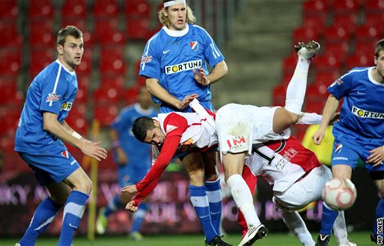 Nepehledná situace v utkání Slavia - Ostrava, v centru dní domácí Belaid.