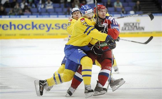 Ruský hokejista Alexandr Pereogin se snaí vymanit ze védského objetí, drí ho Niklas Persson. 