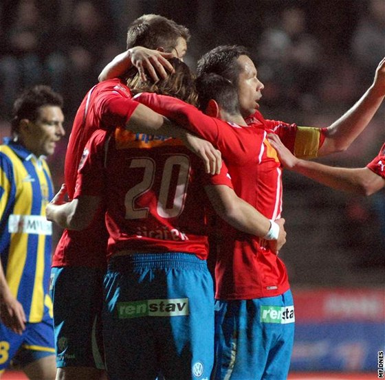 Fotbalisté Plzn se radují z jednoho ze tí gól v pohárovém souboji s Opavou.