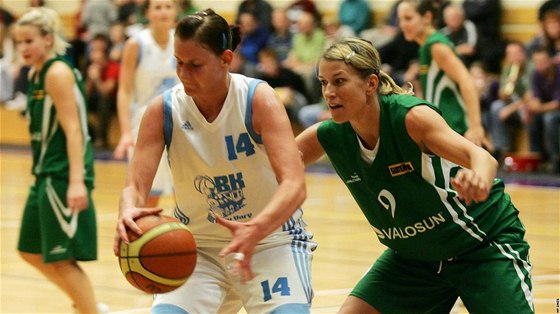 Ivana Veeová z Valosunu Brno se snaí zastavit karlovarskou basketbalistku Lenku Vtrovcovou. 