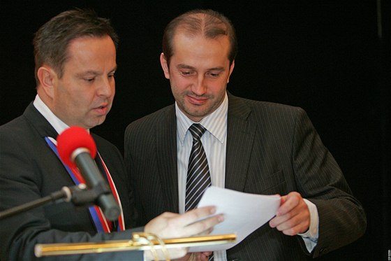 Na zastupitelstvu v prachatickém Národním dom byl zvolen novým starostou Martin Malý (ODS). Na snímku je s odstupujícím starostou Janem Bauerem (vlevo).
