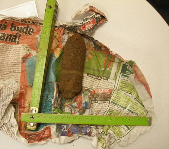 Dlostelecký granát z druhé svtové války nalezený mezi Kopivnou a Hanuovicemi, který pinesl nálezce na policejní stanici v plastové krabice.