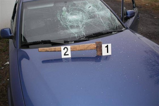 Auto, které v Kopivnici pokodil neznámý násilník.