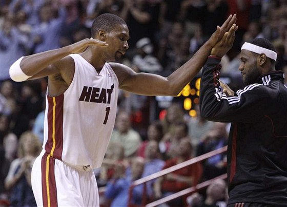 Chris Bosh (vlevo) z Miami Heat oslavuje se spoluhráem LeBronem Jamesem