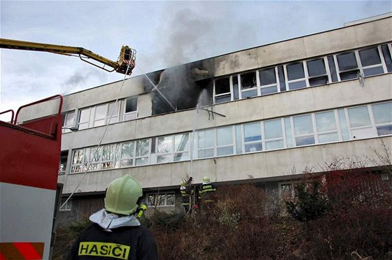 Hasii likvidovali rozsáhlý poár v budov s tiskárnou v Ronov pod Radhotm.