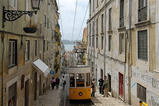 Lisabon. Tramvaje jsou v Lisabonu zajímavou turistickou atrakcí i běžným dopravním prostředkem