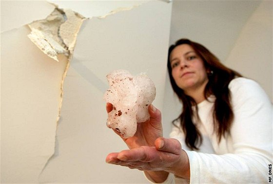 Ledový balvan měl padesát centimetrů, říká majitelka poničeného domu Simona Chalupová. 