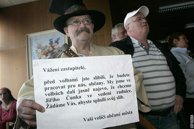 P�t stovek lidí demonstrovalo na sch�zi zastupitel� ve Vsetín� na podporu Ji�ího �unka. Cht�jí, aby byl starostou.