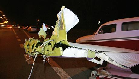 Jednomotorov letadlo muselo kvli technick zvad nouzov pistt na silnici mezi Brnem a Svitavami. (14. listopadu 2010)