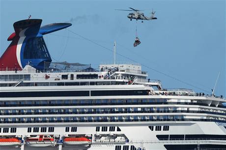 K lodi Carnival Splendor m americk vrtulnk se zsobami (10. listopadu 2010)