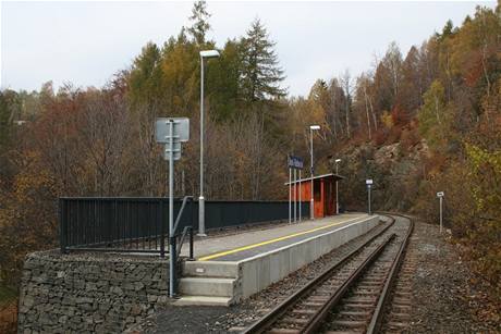 Nová zastávka Desná - Riedlova vila je pro vlakové soupravy příliš krátká.