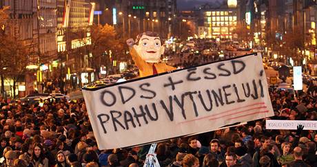 Demonstrace odpůrců koaliční spolupráce mezi ODS a ČSSD na pražské radnici. (Václavské náměstí, 17. 11. 2010) 