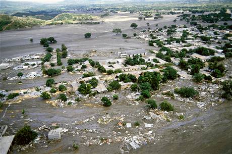 Kolumbijsk msto Armero smetlo bahno ze sopky Nevado del Ruiz. (13. listopadu 1985)