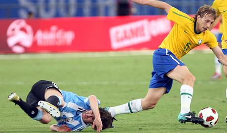 Argentinsk tonk Lionel Messi (vlevo) prohrl souboj s brazilskm zlonkem Lucasem Leivou v mezisttnm utkn v Kataru.