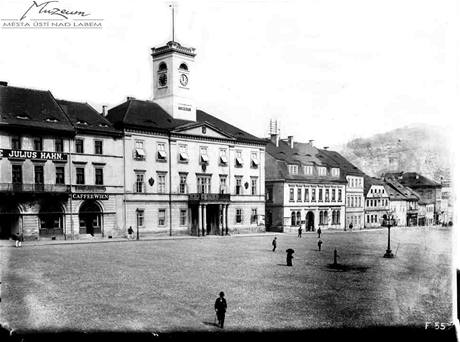 Pohled na Mírové náměstí z roku 1898. Palác Zdar stojí na místě radnice (velká budova uprostřed), která byla zbourána roku 1976.