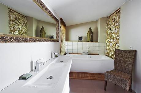 Koupelna v pate je vybavena sanitrn keramikou Laufen. Bentsk zrcadlo a perleov zvs tvo dynamickou protivhu jednoduchmu obkladu a ntrm stn.