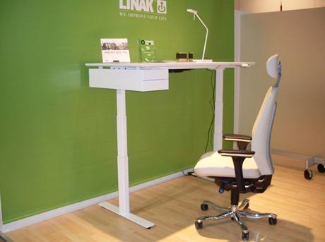 Lineární pohony firmy LINAK umožňují střídat práci vsedě a vstoje – zde výška stolové desky 126 cm