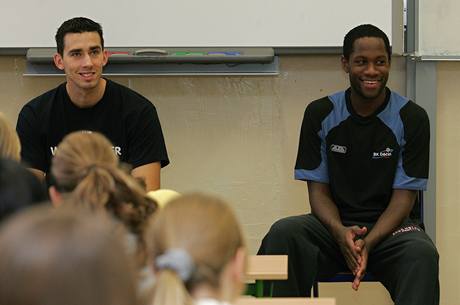Dent basketbalist Antonn Piteck (vlevo) a Levell Sanders pi hodin anglitiny s dtmi