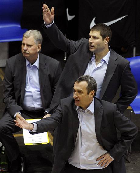 Trenr basketbalist Nymburka Ronen Ginzburg (dole) i jeho asistent Oren Amiel (napravo) se div verdiktu rozhodch bhem duelu s Partizanem.