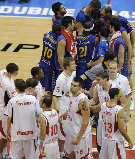 RADOST A SMUTEK. Basketbalist Sevilly (v modrm) slav vtzstv, Nymburt jsou zklaman z prohry