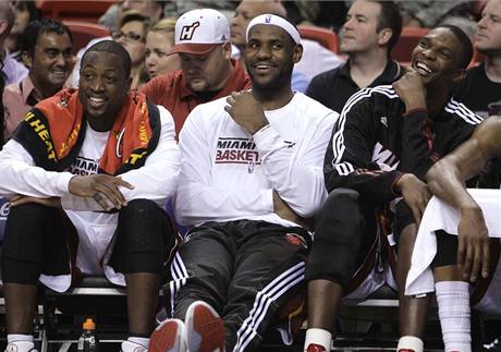 Trojice hvzd Miami Heat u mohla zvr zpasu s Phoenixem spokojen sledovat z laviky. Zleva Dwyane Wade, LeBron James a Chris Bosh