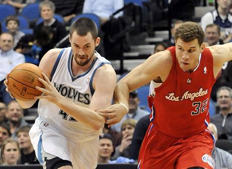 Kevin Love (vlevo) z Minnesoty Timberwolves unik Blakeu Griffithovi z LA Clippers