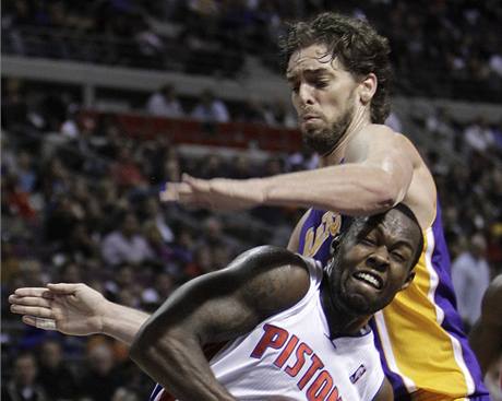 Rodney Stuckey (dole) z Detroitu Pistons tvrd narazil do zdi jmnem Pau Gasol z LA Lakes