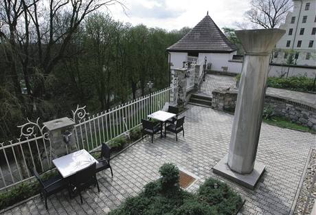 Host restaurace si mohou posedt na opravench terasch a znovu oszen zahrad kolem domu