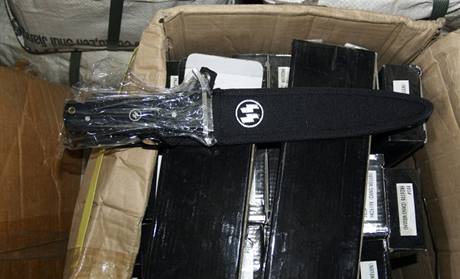 Celníci našli ve skladu v Praze 4 padělky nožů a dýk s nacistickou symbolikou (19.11. 2010)